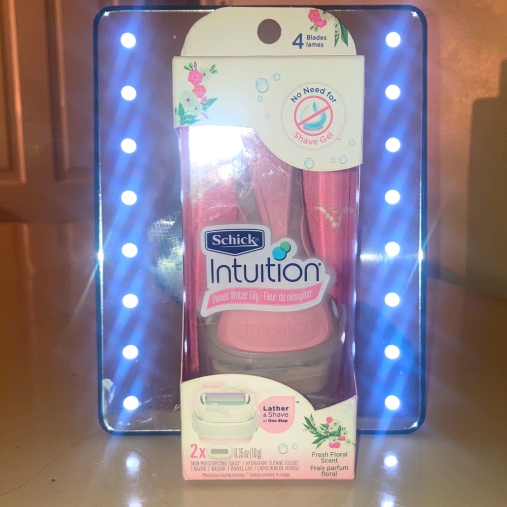 Schick Intuition Sweet Water Lily Light Pink Razor.